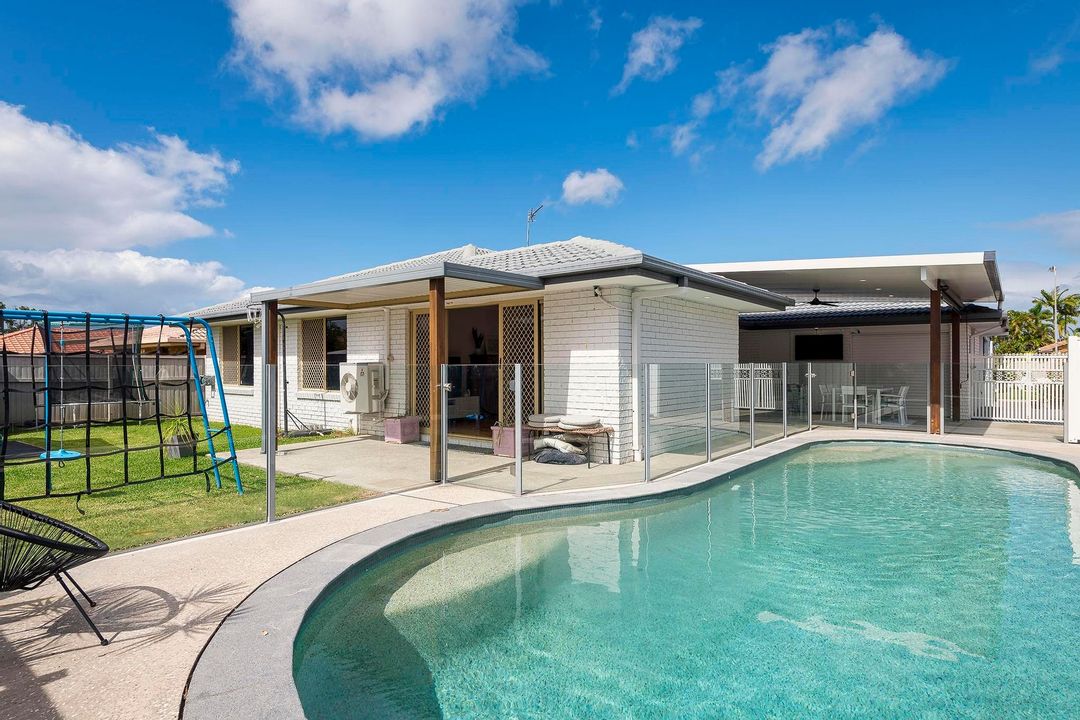 Image of property at 15 Silkyoak Court, Burleigh Waters QLD 4220