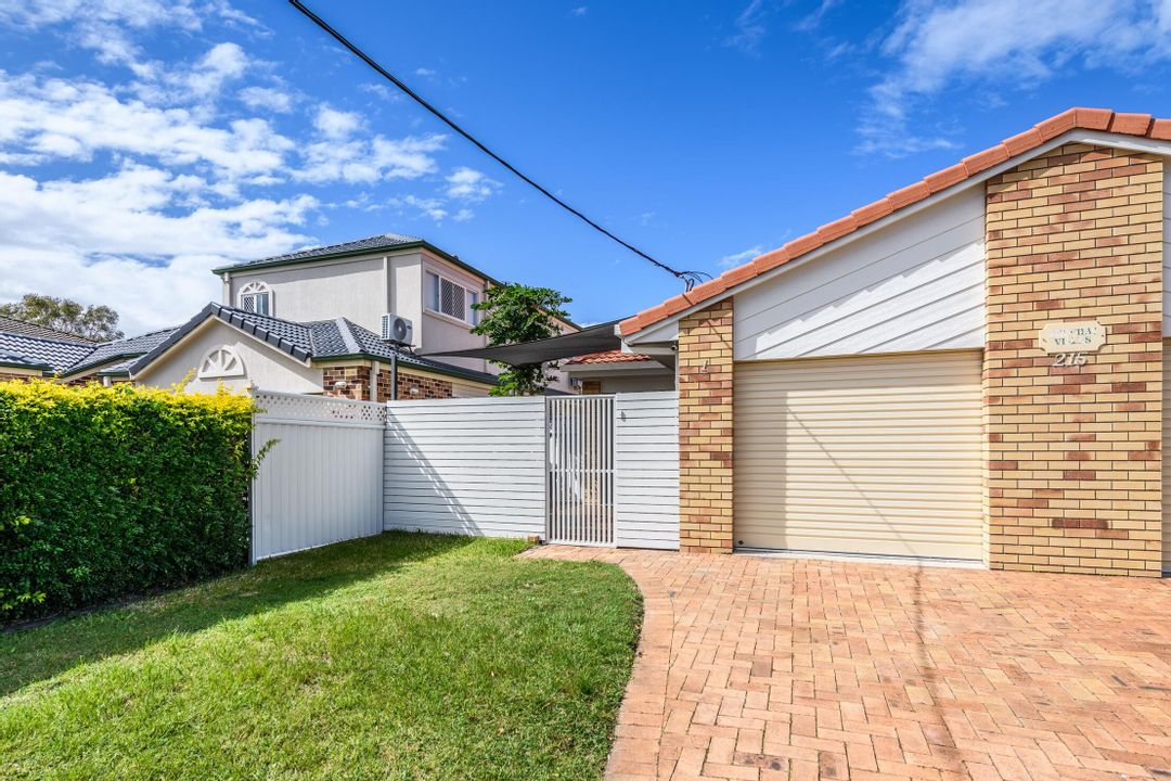 Image of property at 1/215 Bayview Street, Runaway Bay QLD 4216