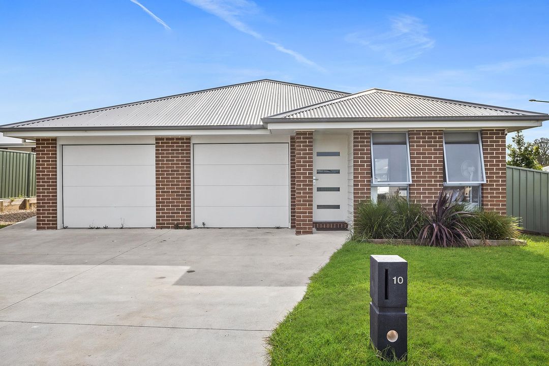 Image of property at 10 & 10a Bendigo Circuit, Nowra NSW 2541